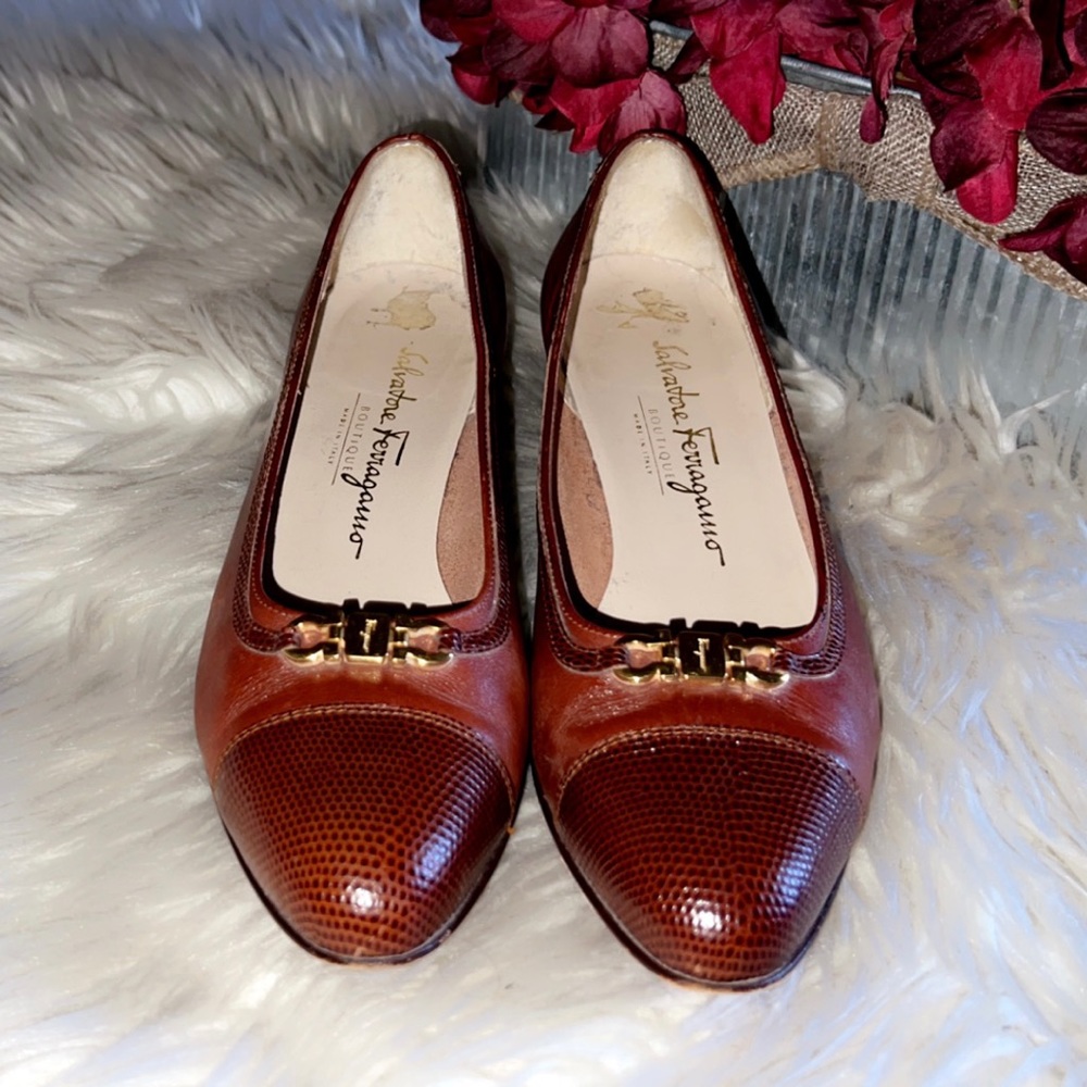 Vintage Ferragamo kitten heels - Picture 4 of 7